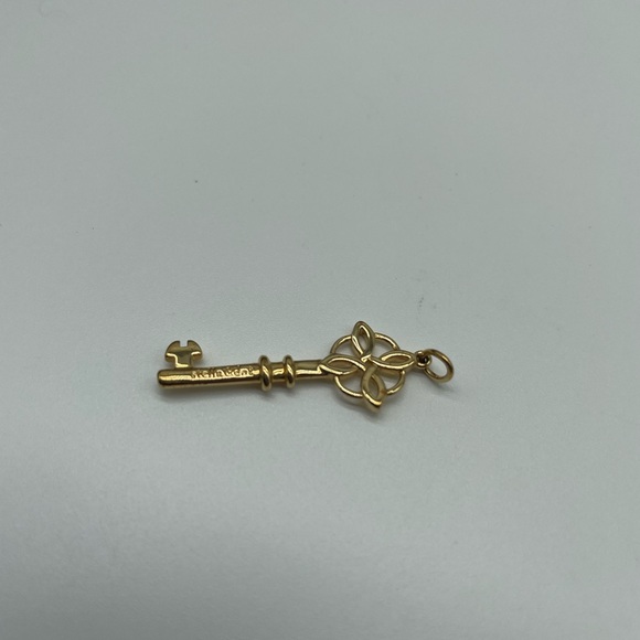 Stella & Dot Key To My Heart Gold tone Key pendant charm quarternary Celtic knot - Picture 4 of 4